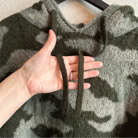 Victoria's Secret PINK Boyfriend Camo Cropped Pullover Hoodie Sweater Medium - Picture 5 of 9